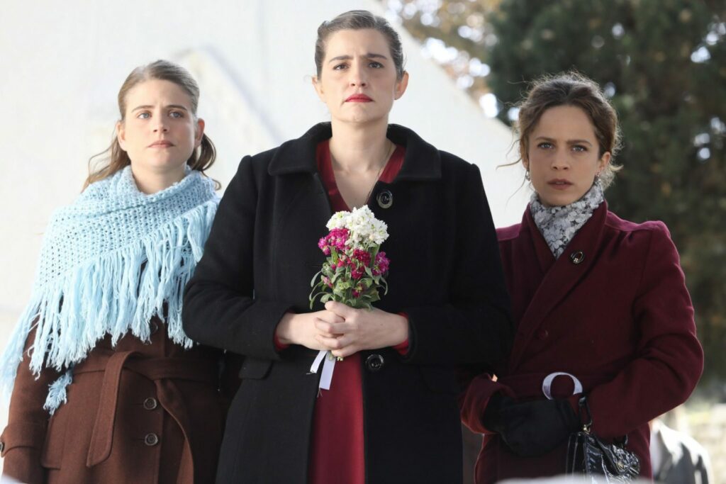 Άγριες Μέλισσες: Η Ελένη στη φυλακή και οι αδελφές της στην κόλαση - Τρία συγκλονιστικά τρέιλερ του β’ κύκλου της αγαπημένης τηλεοπτικής σειράς - Media