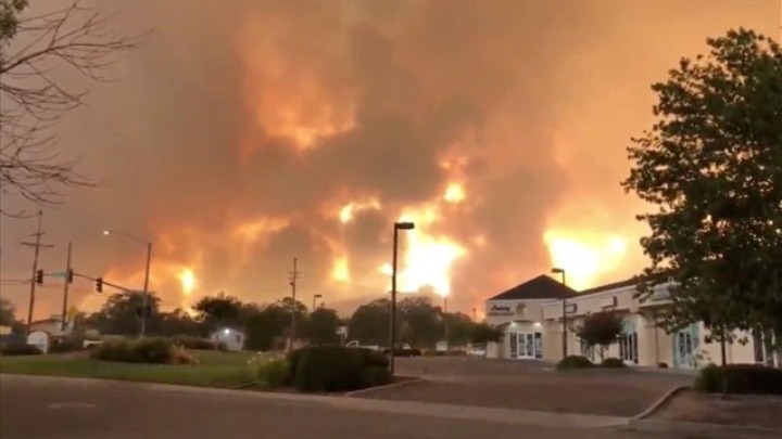 Κόλαση πυρκαγιάς στην Καλιφόρνια: 8.000 άνθρωποι εγκατέλειψαν τα σπίτια τους - Media