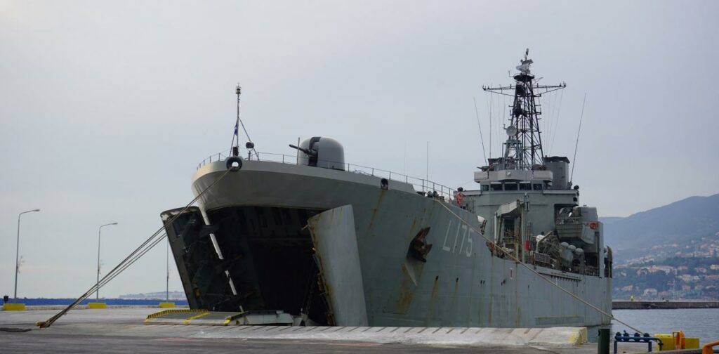 Εν πλω προς Βηρυτό το αρματαγωγό «Ικαρία» με γιατρούς και τέσσερις τόνους φάρμακα - Media