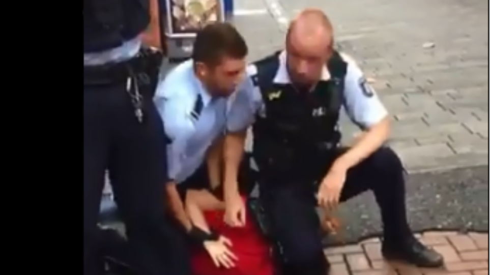 Γερμανία: Σοκαριστικό βίντεο δείχνει αστυνομικό να γονατίζει στον λαιμό ανηλίκου - Media