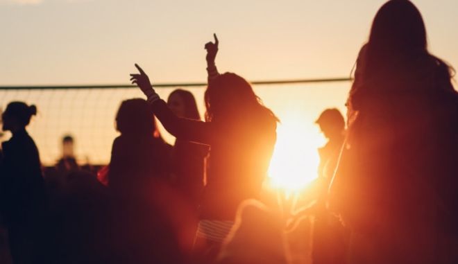 Κρήτη: H αστυνομία «σχόλασε» το beach party - Media