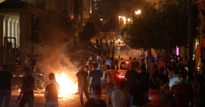 Λίβανος: Παρά την τραγωδία, η κυβέρνηση επανήλθε στα χημικά και το ξύλο κατά οργισμένων διαδηλωτών (Videos) - Media