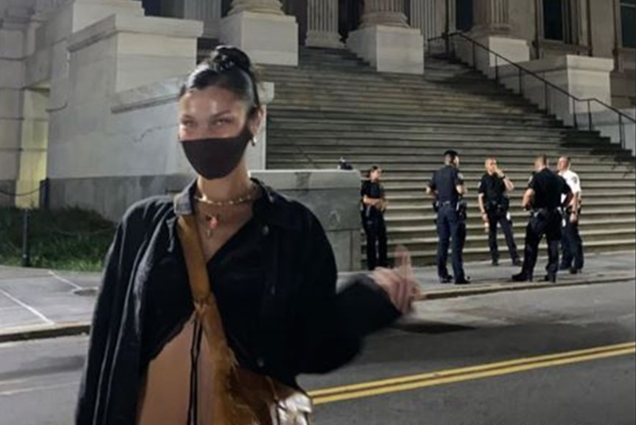 Μπέλα Χαντίντ: Mε υψωμένο... δάχτυλο «έδειξε» αστυνομικούς που δεν φορούσαν μάσκα (Photos) - Media