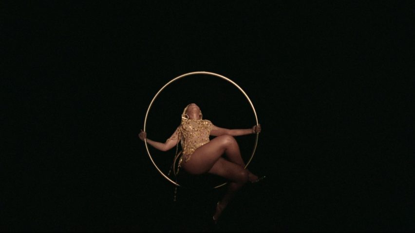 «Black is King»: Η Beyoncé και η Hanging Hoop Chair - Media
