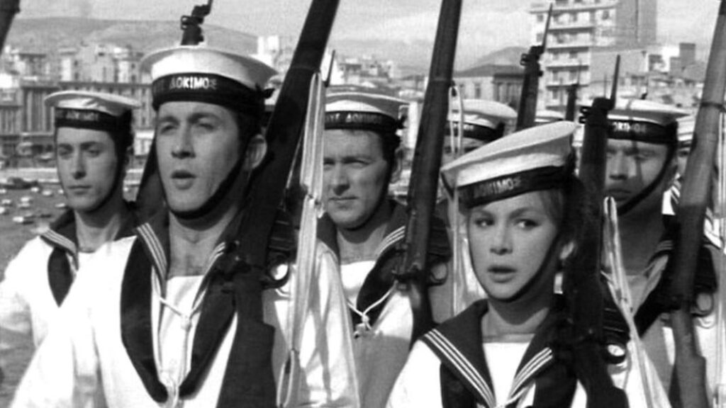 «Η Αλίκη στο Ναυτικό»: Η Βουγιουκλάκη και ο Παπαμιχαήλ με τις στολές των δοκίμων στα γυρίσματα με τον Αλέκο Σακελλάριο (Photo) - Media