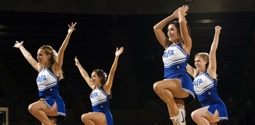 Έγινε κι αυτό: Το τσίρλιντιγνκ μπαίνει στα ελληνικά σχολεία - Media