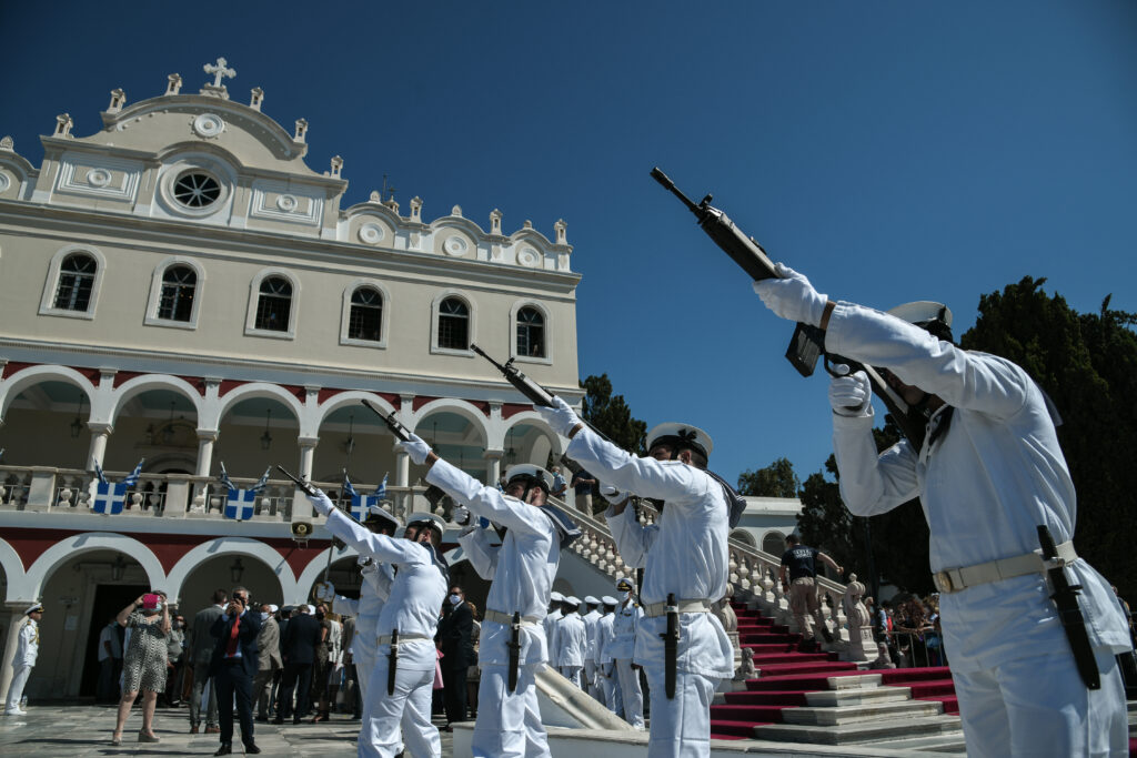 Θετικοί στον κορωνοϊό επτά αστυνομικοί που επέστρεψαν από την Τήνο  - Media