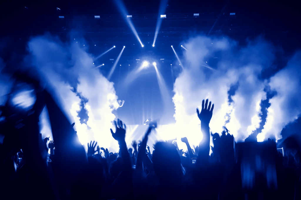 Πάτρα: «Καμπάνα» σε ιδιοκτήτη club και λουκέτο 15 ημερών – Συνωστίζονταν 400 άτομα! - Media