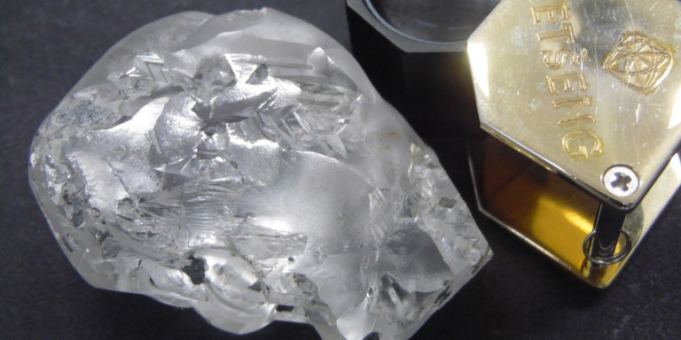 Εντυπωσιακό διαμάντι 442 καρατίων βρέθηκε στην Αφρική -Σαν μπαλάκι του γκολφ, μπορεί να πιάσει τα 18 εκατ. δολάρια! - Media