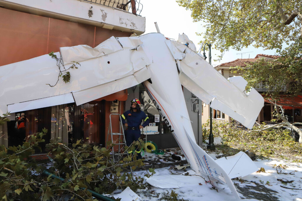 Πρώτη Σερρών: Συγκλονιστικές εικόνες από την πτώση του μονοκινητήριου πάνω σε κτίρια (Photos/Video) - Media