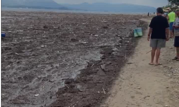 Σε λίμνη λάσπης μετατράπηκε η παραλία στο Δήλεσι (Video) - Media