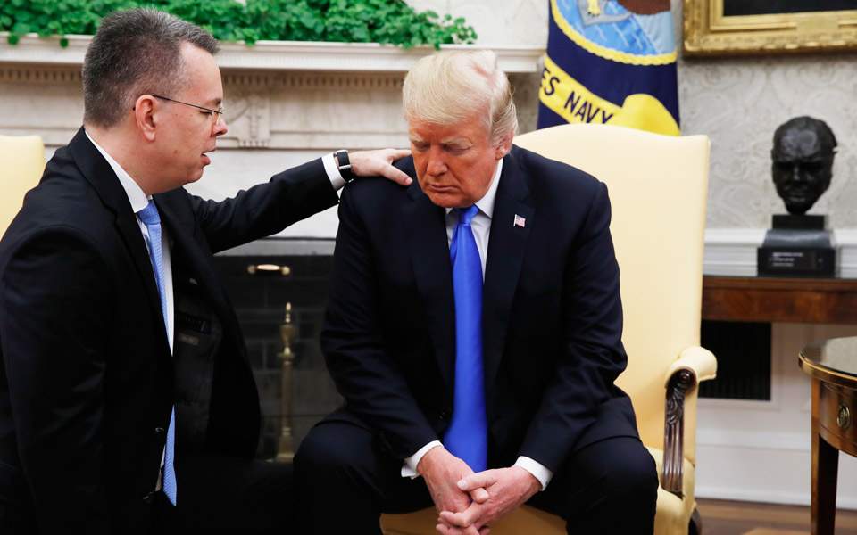 Τραγικός Τραμπ: Έπλεξε το εγκώμιο του Ερντογάν μπροστά στον Πάστορα Μπράνσον που βασάνισαν οι Τούρκοι (Video) - Media