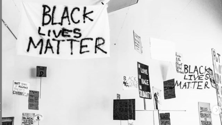 Γκαλερί εκθέτει πανό του κινήματος Black Lives Matter - Media