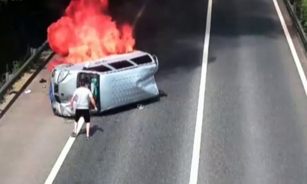 Η στιγμή που θαρραλέος περαστικός απεγκλωβίζει τρεις επιβάτες από φλεγόμενο αυτοκίνητο (Video) - Media