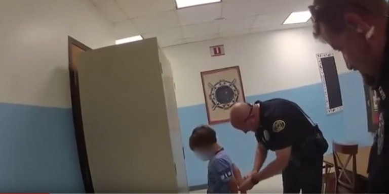 Αστυνομικοί στις ΗΠΑ φόρεσαν χειροπέδες σε 8χρονο αγόρι με ειδικές ανάγκες επειδή χτύπησε δασκάλα (Video) - Media