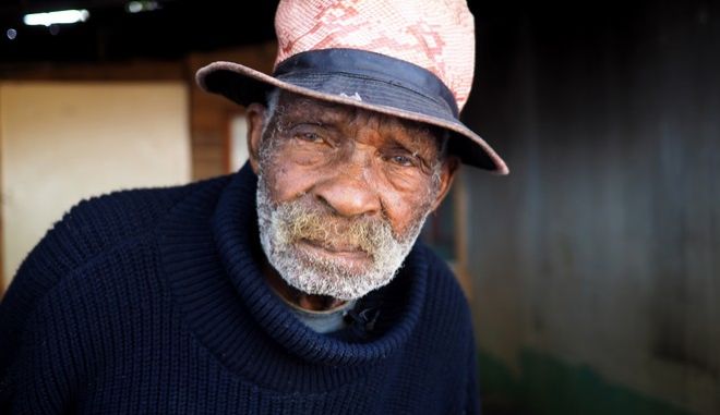 Πέθανε στα 116 ο γηραιότερος άντρας στον κόσμο - Με τον καημό πως δεν έστριβε τσιγάρα λόγω κορωνοϊού (Video) - Media