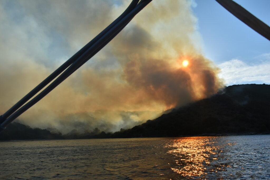 Κέρκυρα: Πολλαπλές εστίες στην πυρκαγιά του Ερημίτη - Λουόμενοι εγκλωβίστηκαν σε παραλία (Photos) - Media