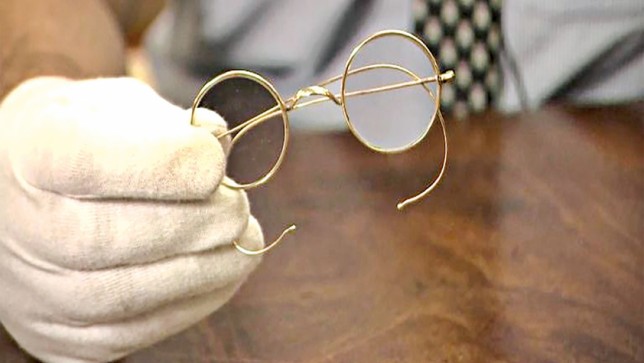 Βρετανία: Γυαλιά του Γκάντι πωλήθηκαν έναντι 288.000 ευρώ σε δημοπρασία	 - Media