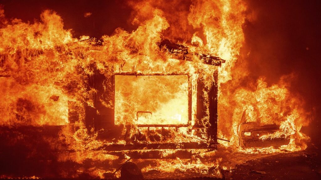 ΗΠΑ: Εκατοντάδες πυρκαγιές εξακολουθούν να μαίνονται στην Καλιφόρνια - Media