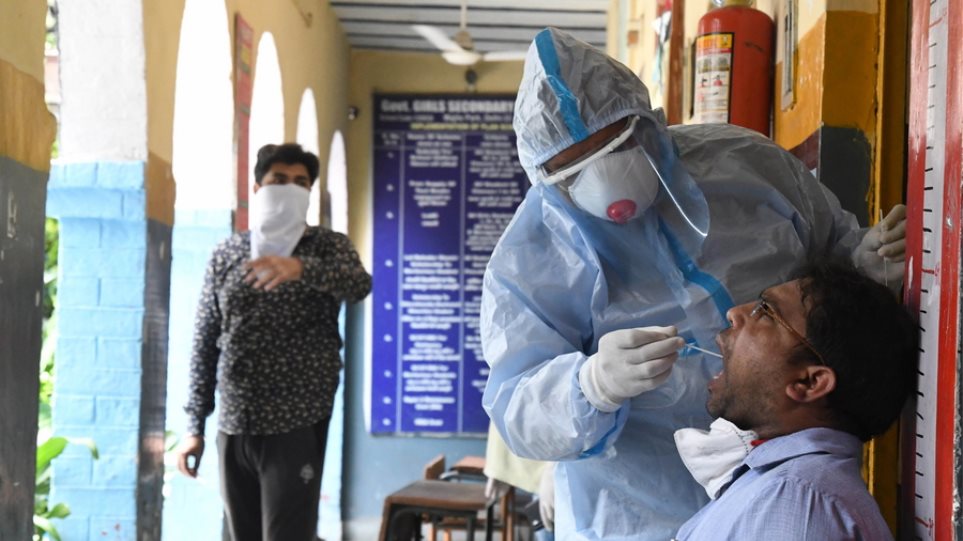 Ινδία: Ανελέητη η προέλαση της πανδημίας - Πάνω από 50.000 οι νεκροί - Media