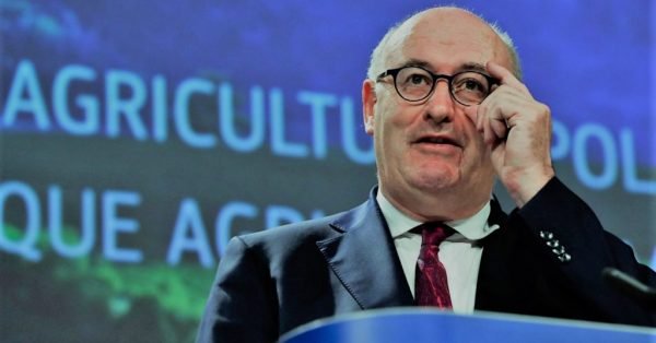 Κορωνοϊός: Απανωτά «φάουλ» στην Ιρλανδία – Επίτροπος της ΕΕ συμμετείχε σε δείπνο λέσχης γκολφ εν μέσω πανδημίας - Media