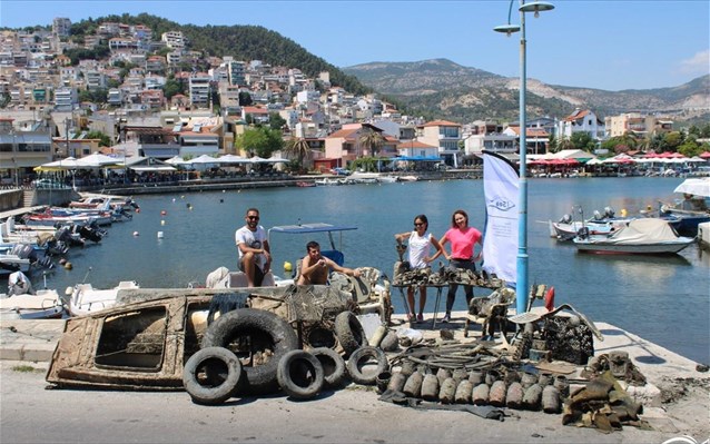 Καβάλα: Δύτες περιβαλλοντικής οργάνωσης ανέσυραν από τον βυθό μία βάρκα - Media