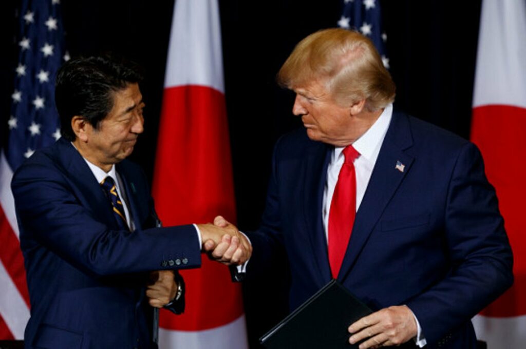 «Χέρι φιλίας» Άμπε σε Τραμπ: Η ενίσχυση της αμερικανοϊαπωνικής συμμαχίας θα συνεχισθεί - Media