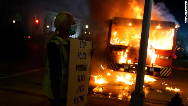 ΗΠΑ: Εικόνες εμφυλίου στην Κενόσα - Συγκρούσεις διαδηλωτών με ακροδεξιούς και δύο νεκροί (Photos/Videos) - Media
