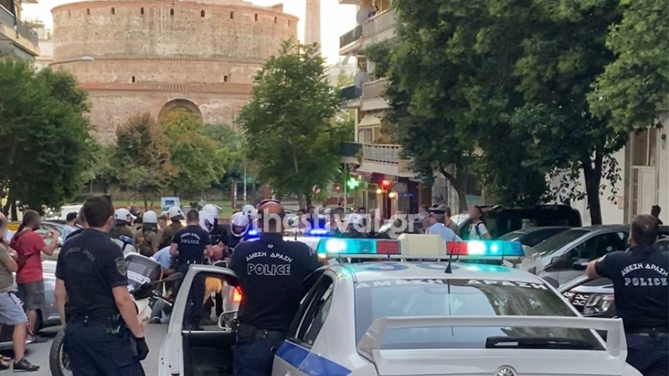 Κούρδοι διαδηλωτές έκαψαν αφίσα με το πρόσωπο του Ερντογάν στη Θεσσαλονίκη (Video) - Media