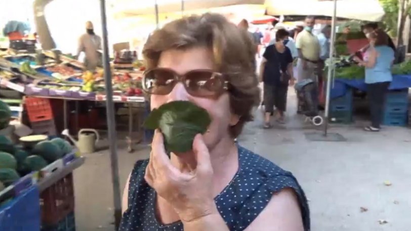 Κυρία σε λαϊκή αγορά ξέχασε τη μάσκα και την αντικατέστησε με... φύλλο μουριάς (Video) - Media