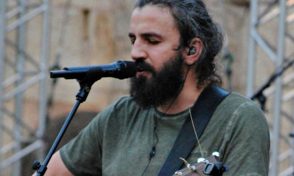 Εκτός μουσικού φεστιβάλ ο τραγουδιστής που τάχθηκε κατά της μάσκας και του «εμβολίου του Γκέιτς»    - Media