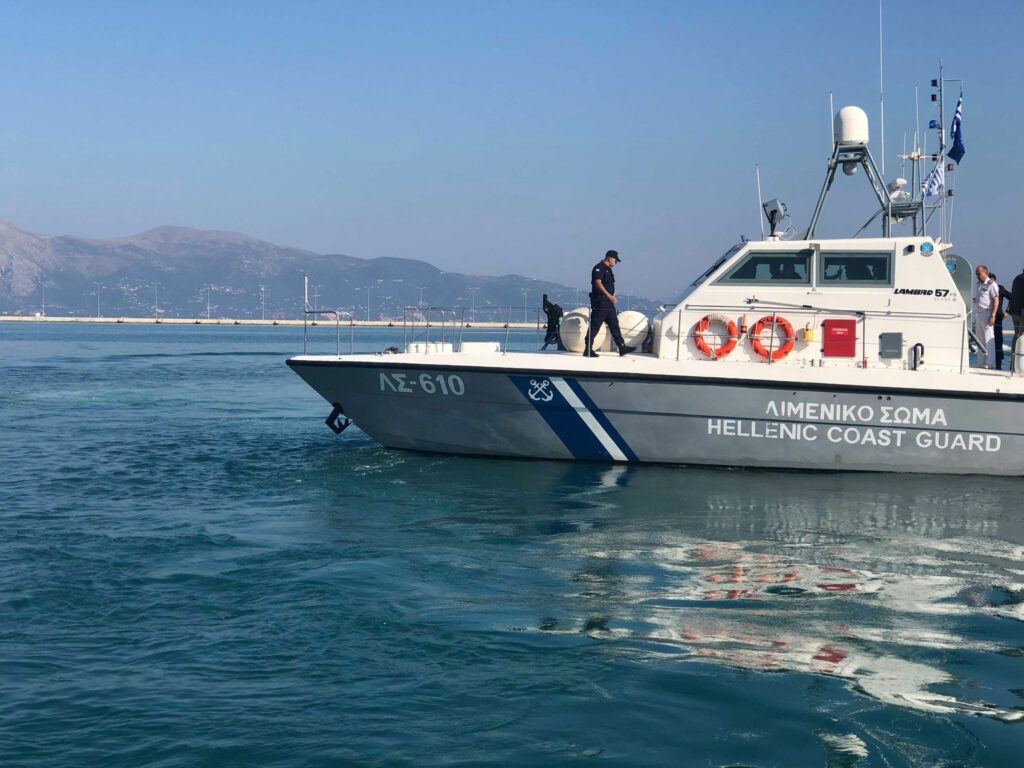 Δραματική επιχείρηση διάσωσης δεκάδων μεταναστών ανοιχτά της Κρήτης - Βυθίστηκε το σκάφος τους - Πολλά παιδιά ανάμεσά τους - Media