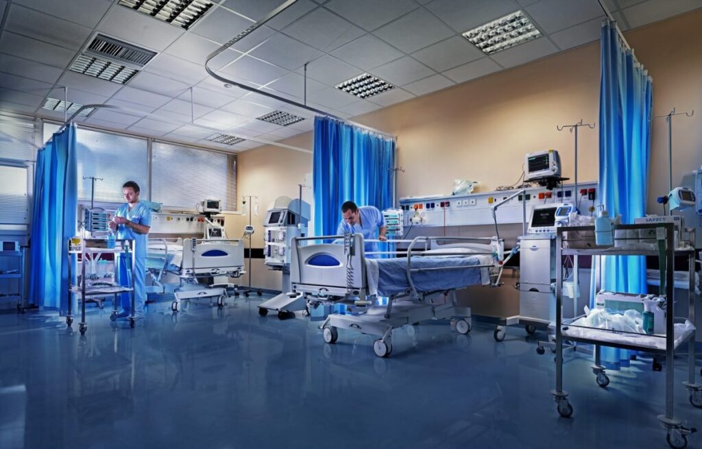 «Καμπανάκι» Γώγου: Πέφτει ο μέσος όρος ηλικίας των νοσηλευόμενων στις ΜΕΘ - Media