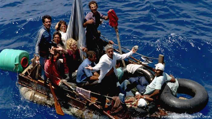 Πλοιάριο με μετανάστες κινδύνευσε να βυθιστεί ανοιχτά της Λαμπεντούζα – Στο νησί 450 άνθρωποι - Media