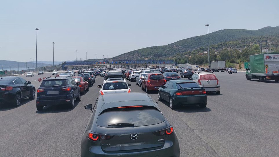 Αυξημένη κίνηση στην Αθηνών - Κορίνθου: Ουρά ενός χλμ. στα διόδια Ελευσίνας - Media