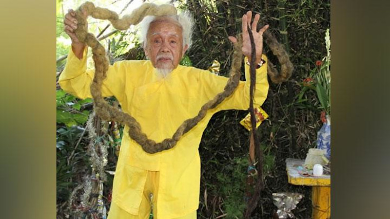 Βιετνάμ: Αυτός ο άνδρας έχει να κόψει και να λούσει τα μαλλιά του 80 χρόνια! - Φθάνουν τα πέντε μέτρα σε μήκος! (Video) - Media