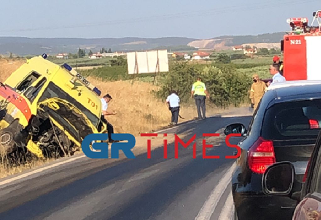 Χαλκιδική: Ασθενοφόρο του ΕΚΑΒ συγκρούστηκε με 2 αυτοκίνητα (Photos) - Media