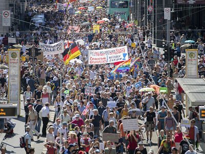 «Ο κορωνοϊός είναι ένα μεγάλο ψέμα», διαδηλώσεις στην Ευρώπη κατά της «ιατρικής τυραννίας» - Media