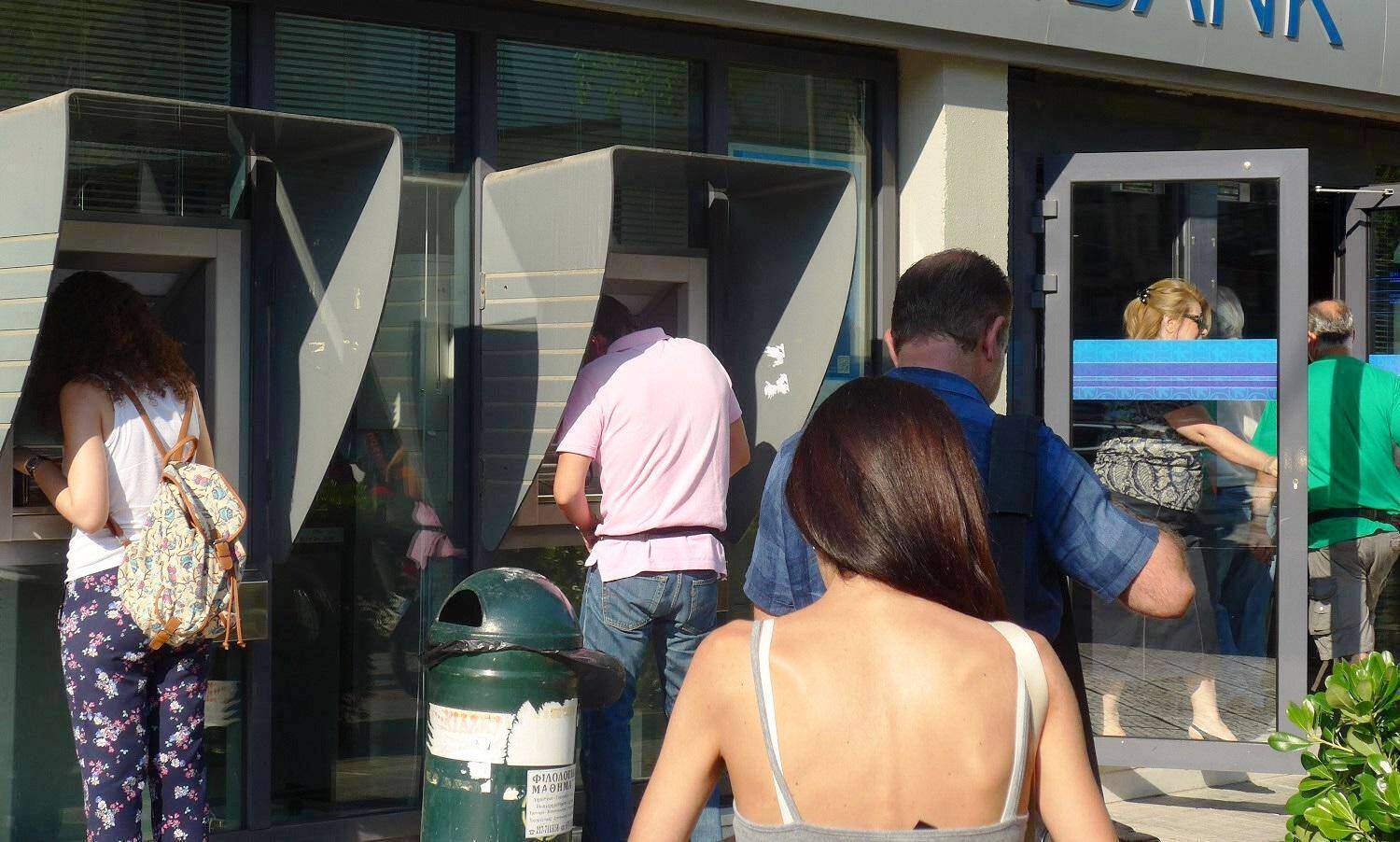 ΟΠΕΚΑ: Στα ΑΤΜ για το επίδομα παιδιού και άλλες 18 παροχές – Πότε μπαίνουν τα χρήματα