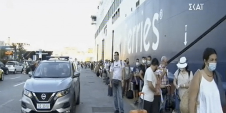 Κορυφώνεται η έξοδος του Δεκαπενταύγουστου -Ουρές στο λιμάνι του Πειραιά (Video) - Media