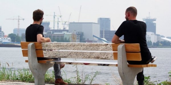 Ολλανδοί έφτιαξαν το πρώτο παγκάκι κοινωνικής αποστασιοποίησης - Media