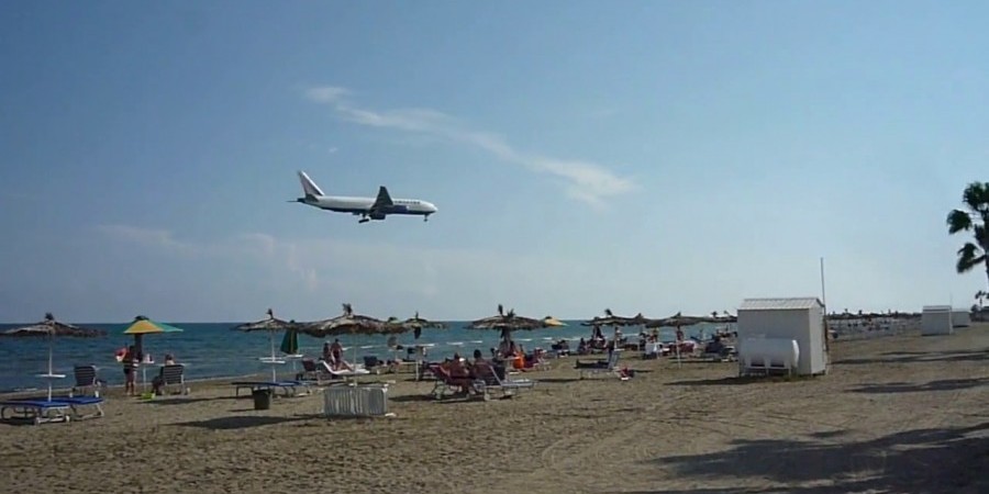 Εκκενώθηκε η παραλία Μακένζυ - Σπασμένη αποχετευτική σωλήνα, διαρροή στη θάλασσα και έντονη μυρωδιά - Media