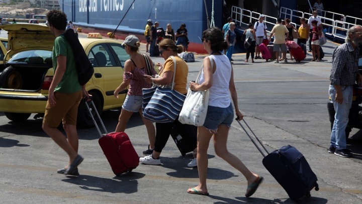 Όπου φύγει - φύγει - Αυξημένη και σήμερα η κίνηση στο λιμάνι του Πειραιά - Media
