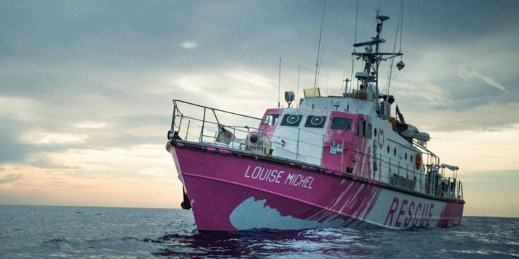 Ιταλοί ακτοφύλακες απομακρύνουν 49 μετανάστες με εύθραυστη υγεία από το πλοίο διάσωσης του Banksy - Media