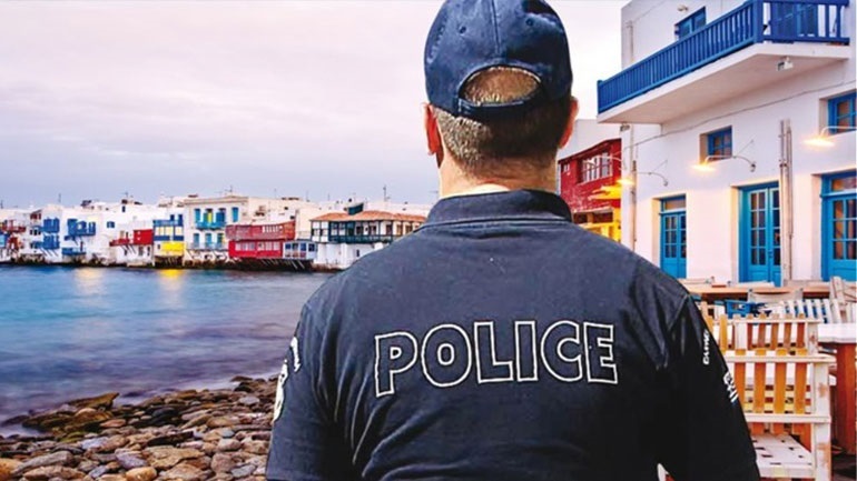 Εντατικοί έλεγχοι της Αστυνομίας και συλλήψεις σε Πάρο, Μύκονο και Σαντορίνη - Media