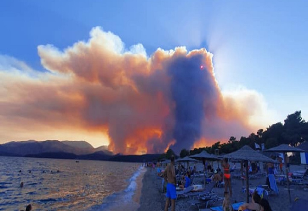 Ανεξέλεγκτη η φωτιά στη Μάνη - Ο καπνός από δορυφόρο της NASA (Photo) - Media