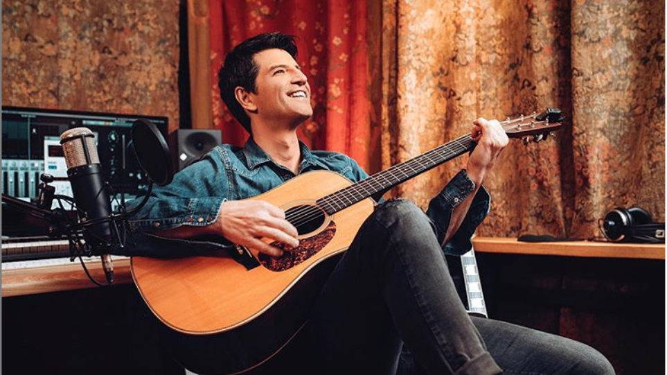 Ο Σάκης Ρουβάς σε ρόλο τροβαδούρου στην Κέρκυρα (Video) - Media