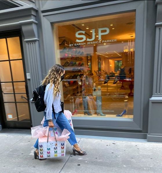 Η Σάρα Τζέσικα Πάρκερ σε ρόλο πωλήτριας - Βοηθά άνδρα να δοκιμάσει ψηλοτάκουνες γόβες (Photos) - Media