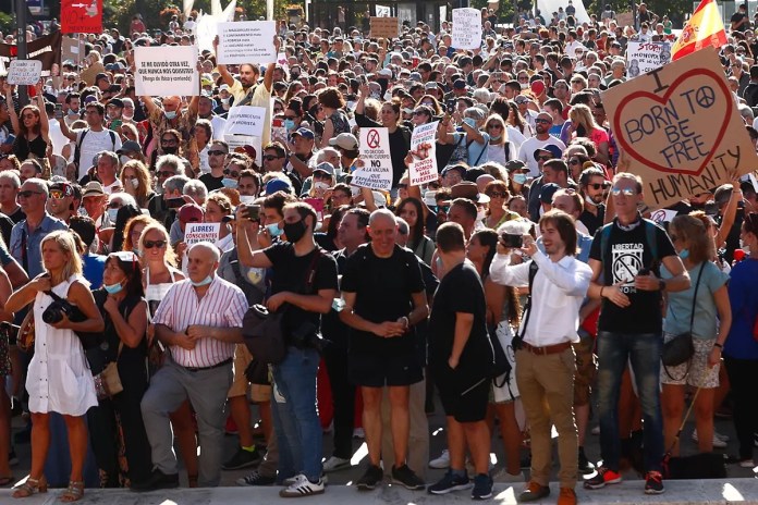 «Ο ιός δεν υπάρχει, η μάσκα σκοτώνει»: Διαδήλωση παραφροσύνης στη Μαδρίτη - Media