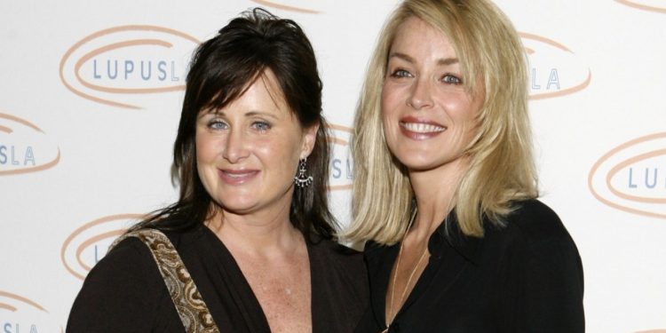 Σάρον Στόουν: «Κάποιος που δεν φοράει μάσκα κόλλησε κορωνοϊό την αδερφή μου» - Media